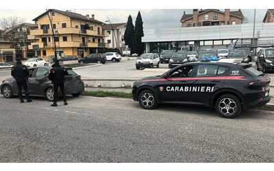 Armato di pistola e con il kit del rapinatore. Bloccato dai carabinieri prima della rapina