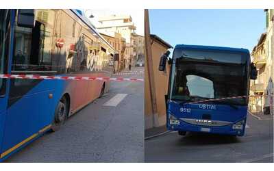 Autobus Cotral sprofonda in una voragine, chiusa la strada