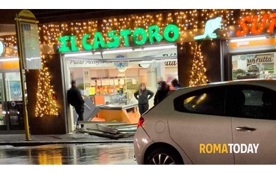 Colpo grosso al supermercato, ladri distruggono l'ingresso e scappano con la cassaforte