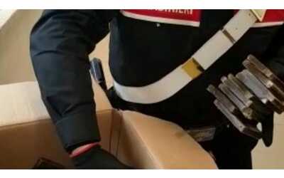 Compagni nella vita e nello spaccio, coppia trovata con due chili di hashish in casa