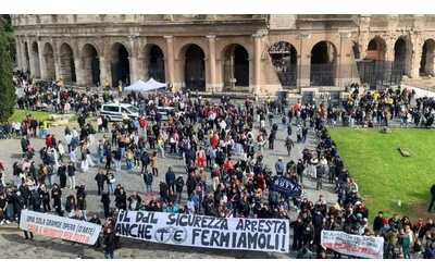 Corteo a Roma, i movimenti per la casa occupano il Colosseo. Il ddl Sicurezza arresta anche te