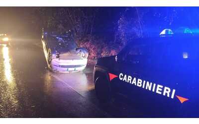 Donna bloccata nell'auto ribaltata. Salvata da carabiniere fuori servizio