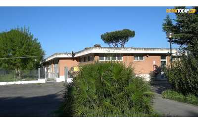 Due uomini sono stati arrestati dopo aver rubato cibo nella scuola preferita dai ladri