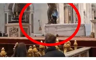 Entra a San Pietro e danneggia sei candelabri, bloccato e poi rilasciato