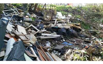 Favelas Parco del Pineto: tende e rifiuti. Una discarica a cielo aperto