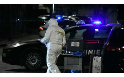 Ferito a colpi di pistola: nella casa insieme al 70enne un altro uomo. L'ipotesi dello scambio di persona