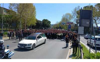 I funerali di Ilaria Sula, in centinaia per l'ultimo saluto alla 22enne vittima di femminicidio