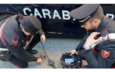 I ladri tecnologici che rubano nei garage con telecamera e kit dello scasso