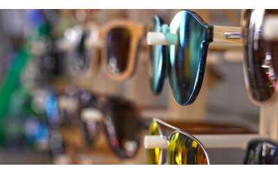 Il rapinatore di Ray-Ban nel negozio di via del Corso