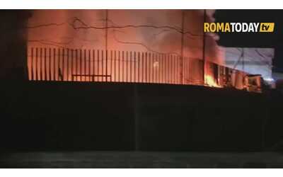 Il video dell'incendio nella concessionaria Tesla a Roma. Una testimone: 