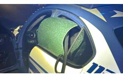 In fuga contromano si schiantano contro auto in transito, poi spaccano finestrino della volante della polizia