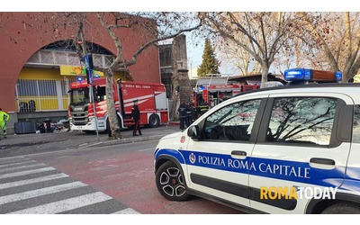 Incendio a Porta Portese, fiamme nel parcheggio di un supermercato