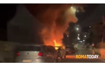 Incendio a Primavalle: auto e cassonetto in fiamme