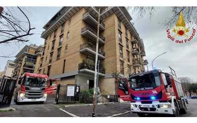 Incendio a Roma all'alba: fiamme nell'appartamento, muore una donna