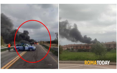 Incendio a Roma, autobus distrutto dalle fiamme a Tor Vergata