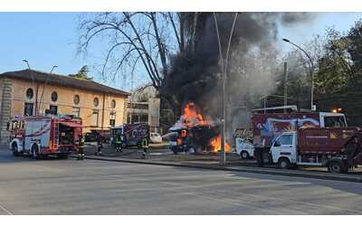 Incendio a Roma, brucia spazzatrice Ama e si alza colonna di fumo nero