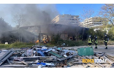 Incendio a Roma, brucia un capannone: asilo evacuato. Colonna di fumo nero visibile nell'intero quadrante