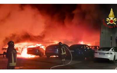 Incendio a Roma, concessionaria Tesla va a fuoco: bruciate e distrutte 17 auto