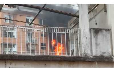 Incendio a Roma, fiamme in appartamento: 14 intossicati. Gualtieri: “Evitata la tragedia”