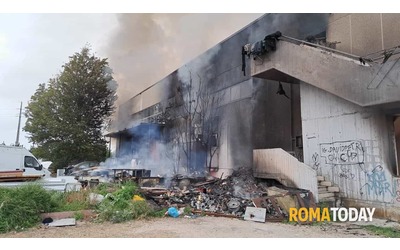 Incendio a Roma, la coperta corta dei vigili del fuoco: 