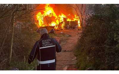 Incendio a Tor Sapienza: fiamme nella baraccopoli abusiva. Alta colonna di fumo nero a Roma est