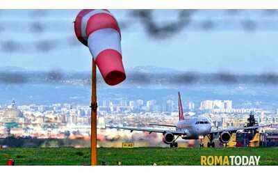Incendio alla base della torre di controllo, sospeso il traffico aereo a Ciampino