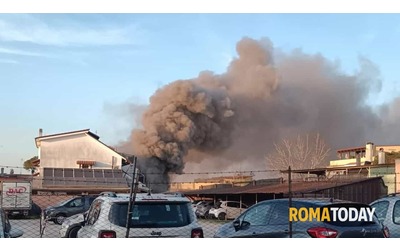 Incendio in cantina, il fumo invade la villetta. Intossicati marito e moglie