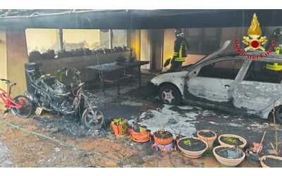 Incendio in villa: fiamme distruggono auto e scooter