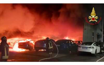 Incendio Tesla a Roma, l'informativa della digos sarà analizzata dai pm dell'antiterrorismo