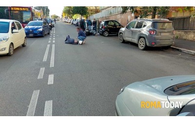 Incidente a Bravetta: cade a terra dopo lo scontro con l'auto. Scooterista soccorso da 