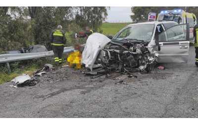 Incidente a Fiumicino: scontro tra due auto, quattro i feriti. Sul posto l'eliambulanza