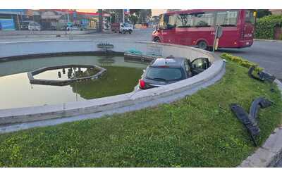 Incidente a Roma: perde il controllo dell'auto e finisce dentro la fontana