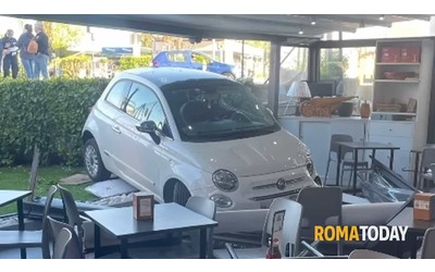 Incidente a Roma, perde il controllo dell'auto e finisce dentro un bar. Ferito 22enne