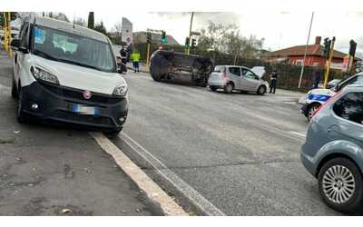 Incidente a Roma: scontro tra due auto. Una si ribalta su un fianco