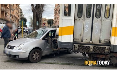 Incidente a Torpignattara, scontro tra auto e il trenino Termini-Centocelle. Linea bloccata