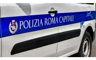 Incidente a Vitinia: scontro tra due auto, una si ribalta. Due feriti, strada chiusa