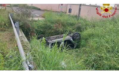 Incidente sull'Aurelia: perde il controllo dell'auto e si ribalta nel canale di scolo