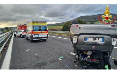 Incidente sulla A12: due auto si ribaltano dopo lo scontro