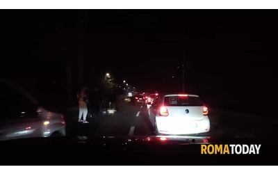 Incidente sulla rampa del Raccordo: perde il controllo dello scooter e finisce a terra. Grave 30enne