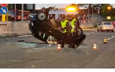 Incidente sulla Tiburtina: scontro tra auto, una si ribalta. Due i feriti