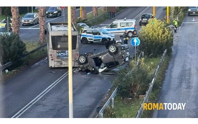 Incidente sulla via del Mare, scontro tra un bus e due auto. Due feriti, uno è gravissimo