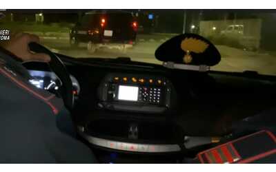 Inseguimento da film a Roma: in fuga sul furgone rubato, poi lo scontro con la gazzella dei carabinieri