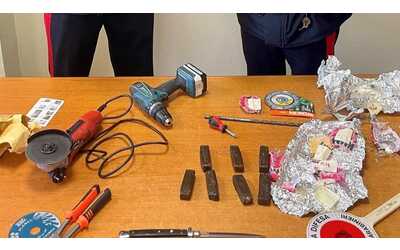 Inseguimento nella notte: in fuga per 4 chilometri con l'auto carica di droga e attrezzi da scasso