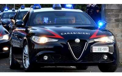 Inseguita dai carabinieri esce fuori strada e si schianta contro auto. Aveva 35 dosi di cocaina