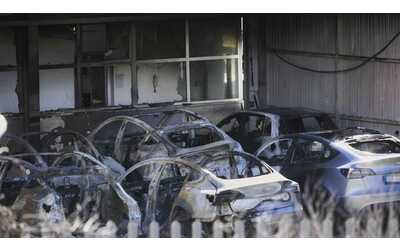 L'incendio alla concessionaria Tesla di Roma potrebbe essere doloso