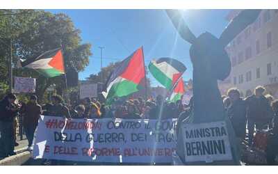 Lo sciopero degli studenti di Roma, doppio corteo contro il governo Meloni e per la Palestina