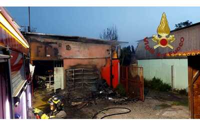 Magazzino in fiamme nella notte