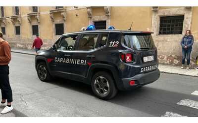 Mandrakata dei ladri maldestri: si fingono clienti per rubare l'incasso ma scatta l'allarme