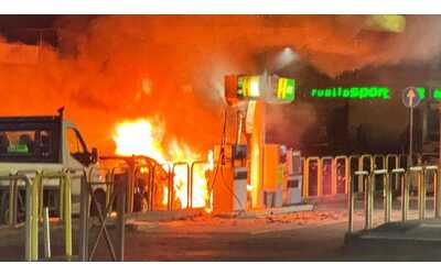Notte di paura sulla Trionfale: auto in fiamme sfiorano il distributore di benzina