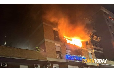 Paura a Roma per un incendio, le fiamme avvolgono un balcone. Evacuati appartamenti la notte di Natale